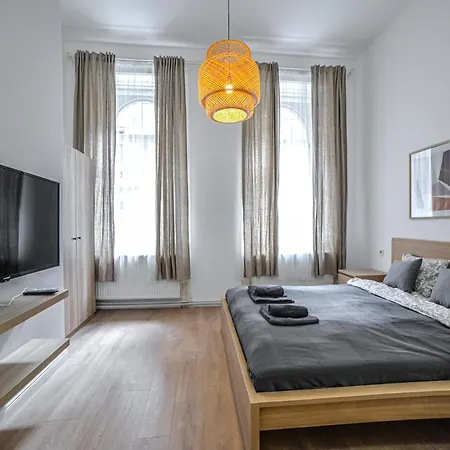 Daire Csengery Cosy Corner *